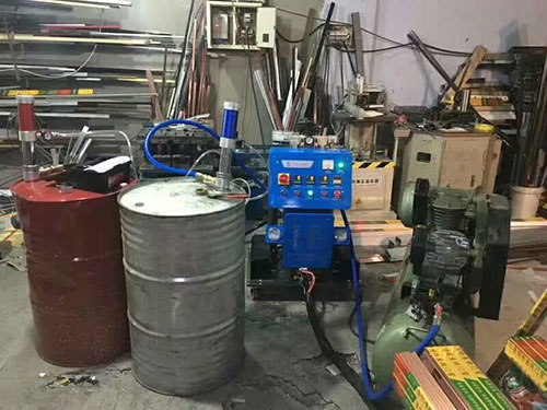 河北聚氨酯發(fā)泡機(jī)(圖1) 河北聚氨酯發(fā)泡機(jī)施工案例