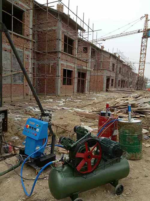 民居建筑新型外墻墻體保溫材料(圖1) 聚氨酯墻體保溫發(fā)泡機(jī)施工