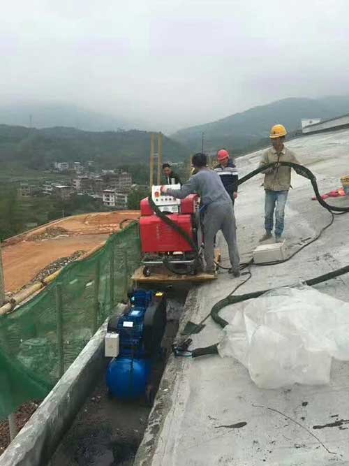 淮安污水處理廠聚脲防水噴涂施工(圖1) 教學(xué)樓屋面聚脲噴涂防腐施工