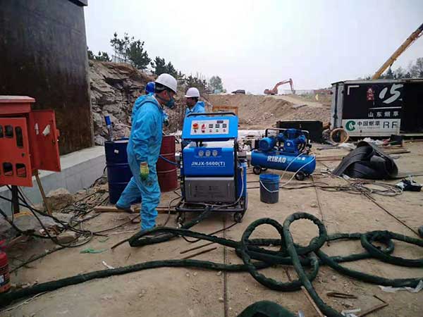 聚脲噴涂機(jī)JNJX-H5600(T)型液壓驅(qū)動(圖3) H5600(T)室外形象墻防腐施工