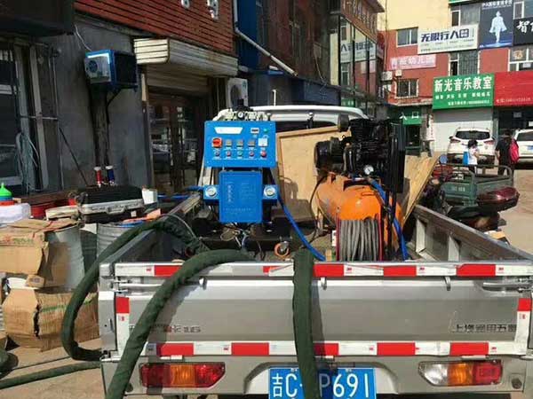 常見(jiàn)建筑外墻保溫有哪幾種形式?聚氨酯保溫每平米價(jià)格是多少(圖1) 建筑保溫聚氨酯施工噴涂機(jī)施工現(xiàn)場(chǎng)